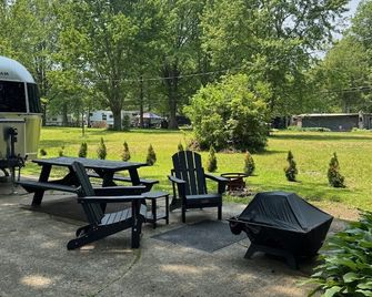 You know you want to do it! Glamping. Charming Airstream in Enchanting Ashtabula - Ashtabula - Patio