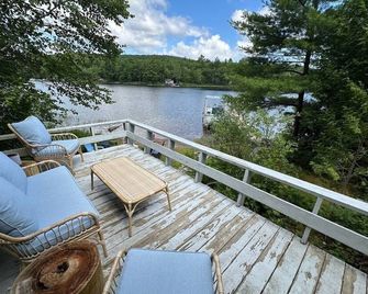 Cute cabin on Donnell Pond near Bar Harbor and Acadia - Franklin - Balcony