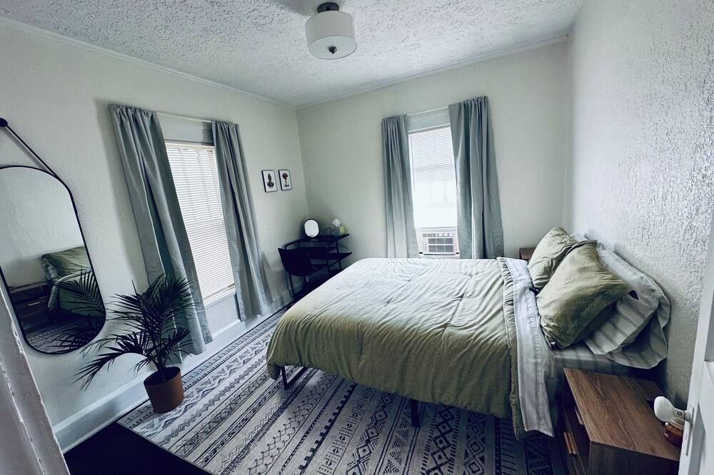 2-bedroom apartment in downtown Elkins with AC, a balcony, and WiFi. - Elkins - Schlafzimmer