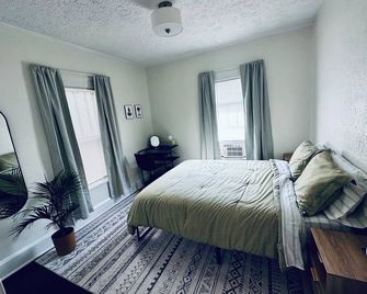 2-bedroom apartment in downtown Elkins with AC, a balcony, and WiFi. - Elkins - Schlafzimmer