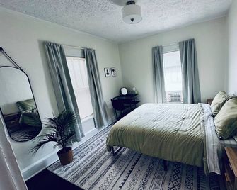 2-bedroom apartment in downtown Elkins with AC, a balcony, and WiFi. - Elkins - Schlafzimmer