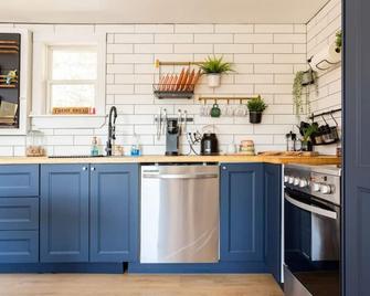 The Old Kettle Cabin with Hot Tub - Mill Village - Кухня