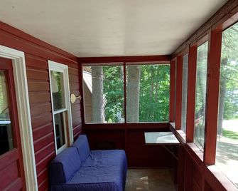 #5 Adirondack FamilyFriendly Waterfront on LoonLake. Boating,fishing,swimming! - Chestertown - Wohnzimmer