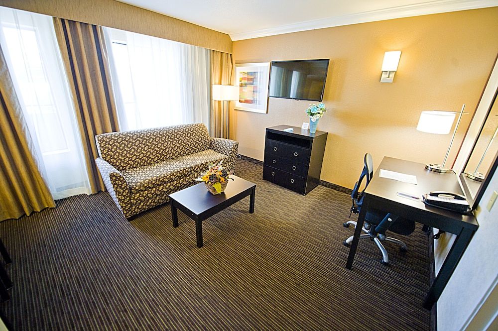 Hotel d’Lins Ontario Airport