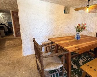 Magical Cave in Spain - Boutique Luxury Stay in Nature - Chinchilla de Monte Aragón - Comedor