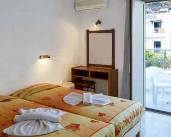 Neon Hotel - Mália - Phòng ngủ