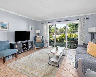 Ocean Walk P-13 - Saint Simons - Living room