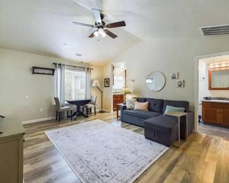 Sagewood Retreat-Centrally Located - McKinleyville - Sala de estar