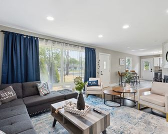 Charming Contemporary Family Home home - Glenview - Wohnzimmer