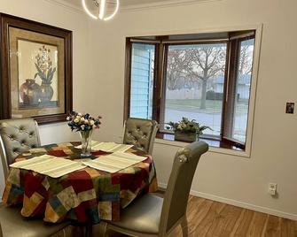Extra clean home-free parking & Wi-Fi/self-check-in - Champaign - Restaurante