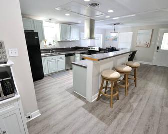 Cozy and beautiful 2 bedroom, 2 bath beach cottage 0.2 miles from the beach! - Long Beach - Cocina