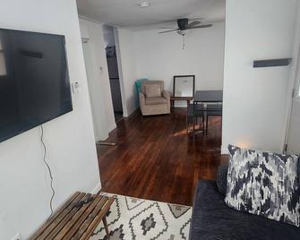 tiny house backyard cabin getaway in Detroit - Detroit - Sala de estar