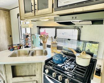 Cozy Waterfront Retreat w/ Private Boat Dock + Tiki - Key Largo - Kitchen