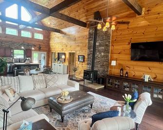 Spacious 5-bedroom rustic retreat on 10 acres in charming Dallas - Dallas - Sala de estar