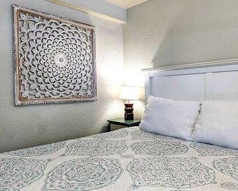 The Fountain Creek Inn | Creekside Queen | #102 - Manitou Springs