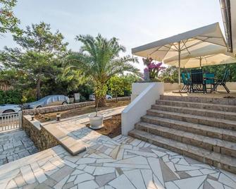 Navalia - Borovici - Patio