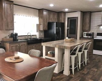 'Lost Crab', beautiful 3BR, big yard, private dock - Centre - Cocina