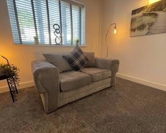 Perfect for Contractors with on site parking - Brierley Hill - Living room