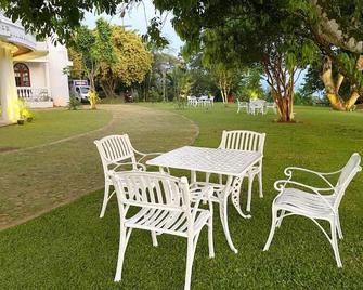 Soothing Homestay with AC in Polgahamulla - Peradeniya - Patio