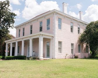 Experience History from the Luxury of a Southern Pre-Civil War Mansion - Vicksburg - Building