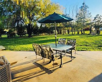 -41 Homestead far enough to get away close enough to go play! Pet friendly too! - Ellensburg - Patio
