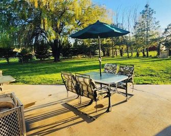 -41 Homestead far enough to get away close enough to go play! Pet friendly too! - Ellensburg - Патіо