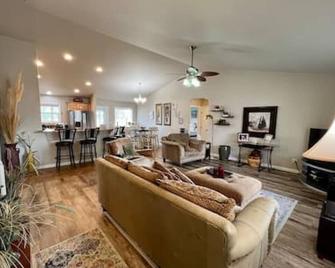 Sweet Retreat - Cozy Home! - Baker City - Wohnzimmer