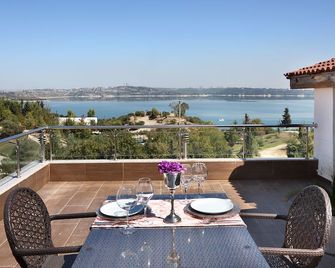 Golden Lake Hotel - אדנה - מרפסת