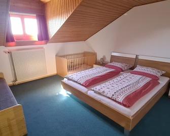Große 100m2-ferienwohnung im Dachgeschoss für 6 Personen - Grainet - Habitación