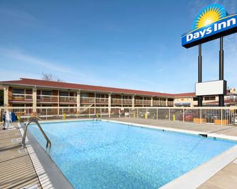 Days Inn by Wyndham Jacksonville NC - Jacksonville - Zwembad