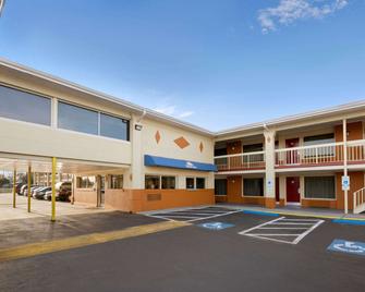 Days Inn by Wyndham Jacksonville NC - Jacksonville - Edificio