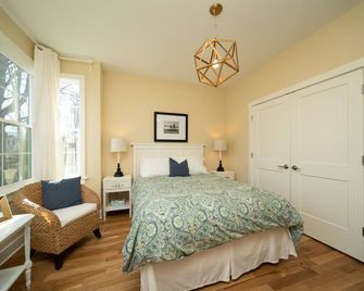 Beach Breeze - 5 bedroom 4.5 bath vacation rental located just a block from the beach! - South Haven - Camera da letto