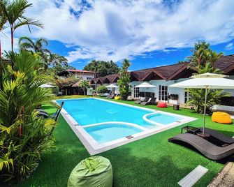 Sunz en Coron Resort - Coron - Piscina