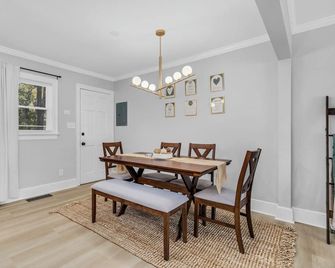 Family House! Modern Cottage - Rocky Mount - Eetruimte