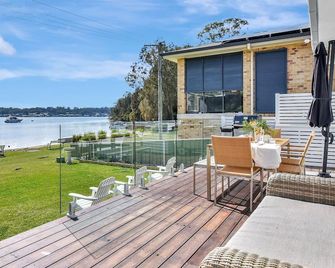 The Little Lake House Waterfront Escape - Blacksmiths - Balkón