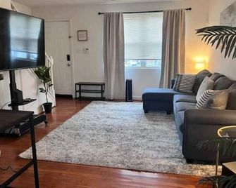 Townhouse in Hyattsville - Hyattsville - Living room