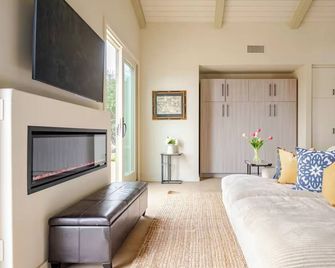 Brand New Cliff May Inspired Santa Ynez Luxury Barn With Hot Tub, Wifi, Ac - Santa Ynez - Living room
