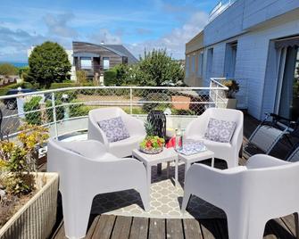 La terrasse, jacuzzi et vue mer à 100m de la plage - Donville-les-Bains - Balcon