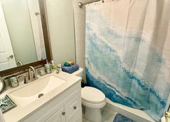 Sparkling 2bed 1bath Beach Home - Unit 214 - Cocoa Beach - Bathroom