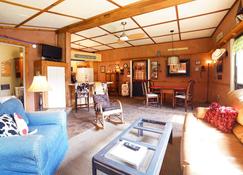 Retreat To Horse Country & Stay In The Adorable Private Tack House - Pendleton - Wohnzimmer