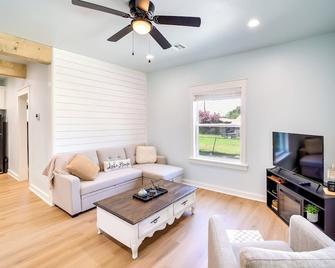 Eufaula Vacation Rental Walk to Lakeside Beaches! - Eufaula - Sala de estar