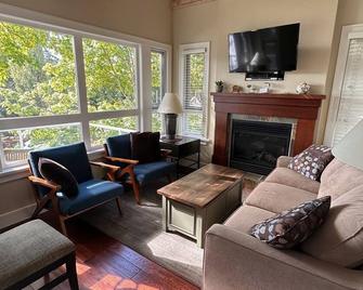 Pender Island Getaway - Luxury Modern Cottage - Pender Island