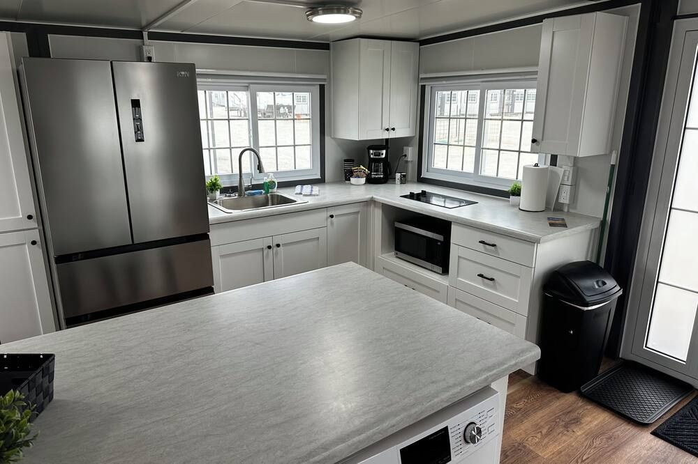 Cozy Space, Expansive Feel: Very Open Boxhouse, Monahans, Tx - Monahans - Kitchen