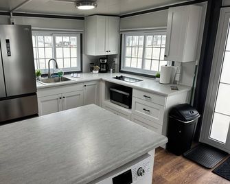 Cozy Space, Expansive Feel: Very Open Boxhouse, Monahans, Tx - Monahans - Kitchen