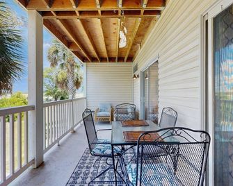 Lovely condo with marsh view, shaded balcony, central AC - 1 mile to Folly Beach - Folly Beach - Balkon