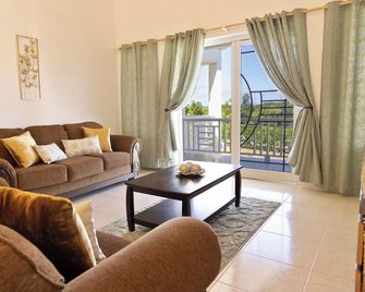 Zen is Private, Tranquil, and Perfectly Located near Shoal Bay Beach! - Shoal Bay - Living room