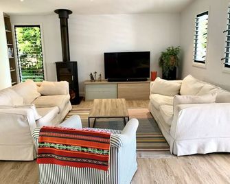 Stunning Yamba Beach House! 3B+ - Yamba - Living room