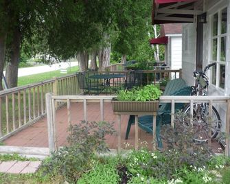Traditional Cottages,5 minutes from the lake, Travel Green, Pet-Friendly - Ellison Bay - Patio