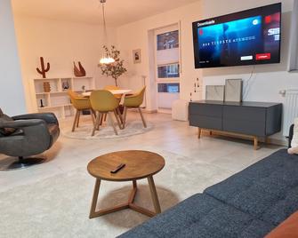 Cozy Apartment: Design Superior Suite Zentral - Küche - Balkon - Cloppenburg - Huiskamer
