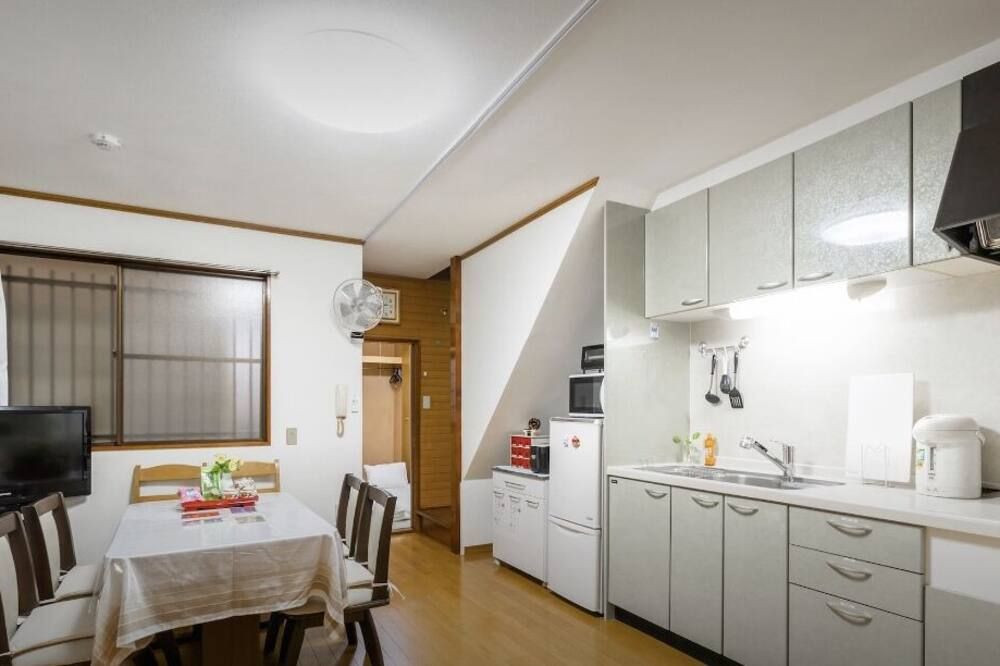 10mins train to Namba, 4 mins walk to stn, 2 floors japanese style , 2-8 people - Osaka